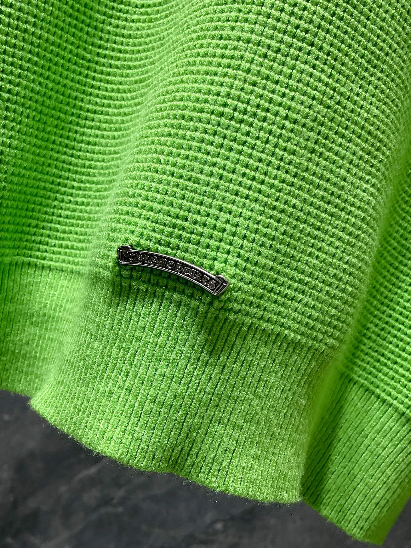 P236 Chrome Hearts 🍁Autumn and winter sweater series🍁 Customized version of hardware logo on the back➕leather cuffs Selected high-quality 100% pure cotton high-weight knitted fabric Special weaving technology Non-common version on the market Recommended colors: black avocado green